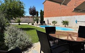 Villa Mandrés. Casa con jardín y piscina. Proximo a Puy Du Fou.